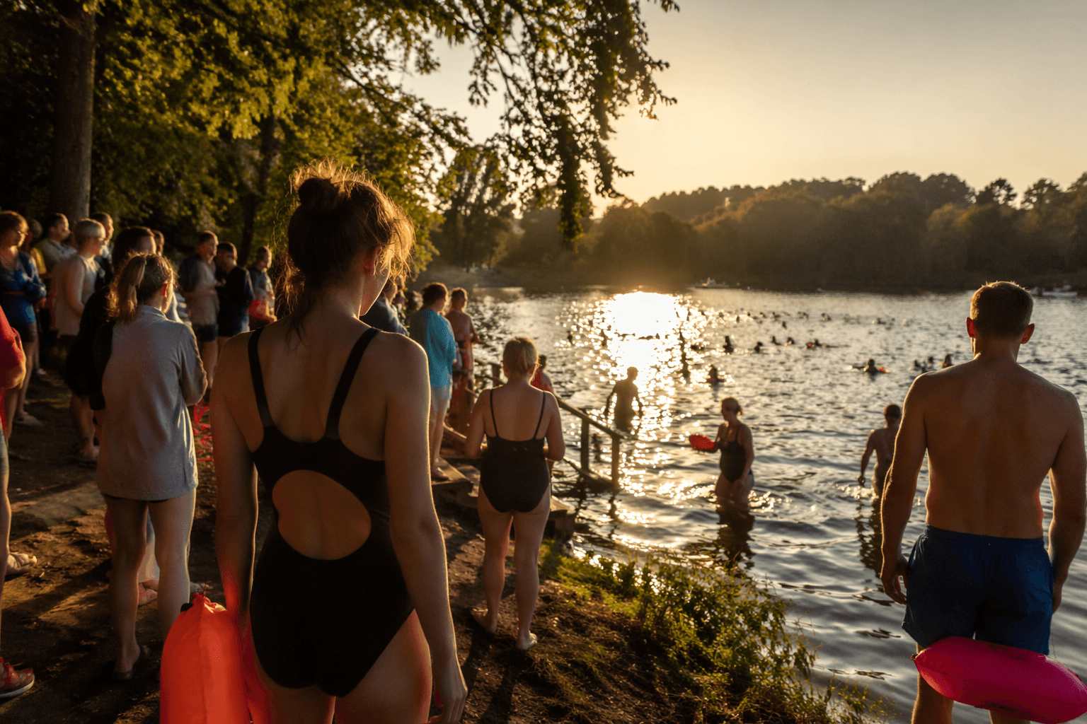 Cold water shock warning as bank holiday heat draws crowds to open water