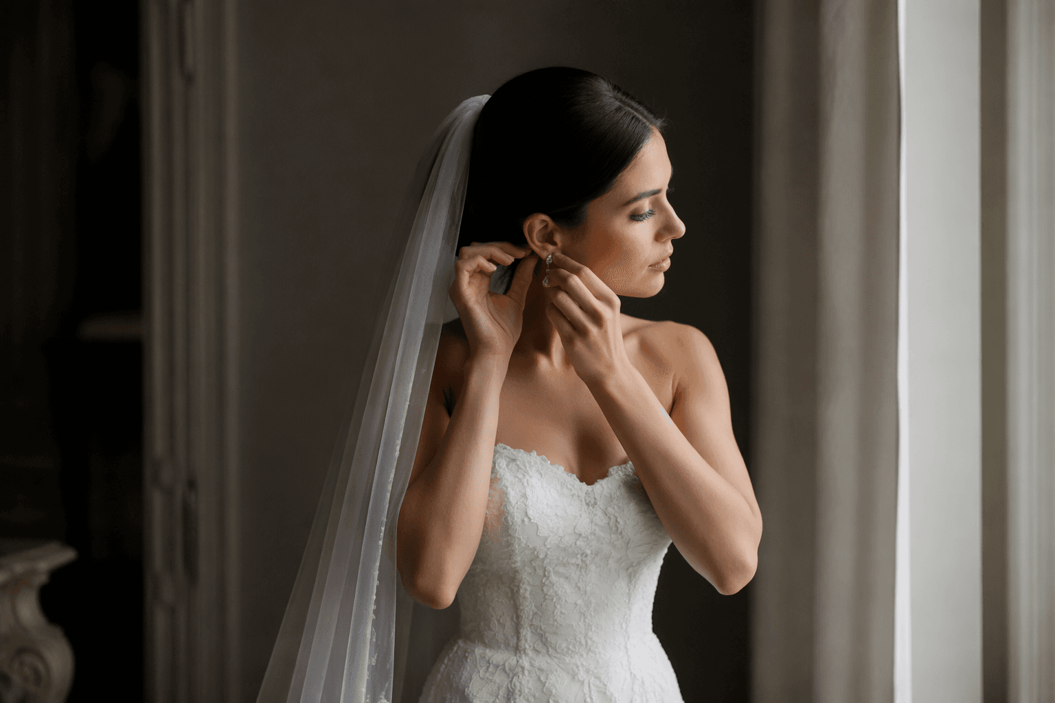 How to choose bridal earrings that match dress, veil and hairstyle