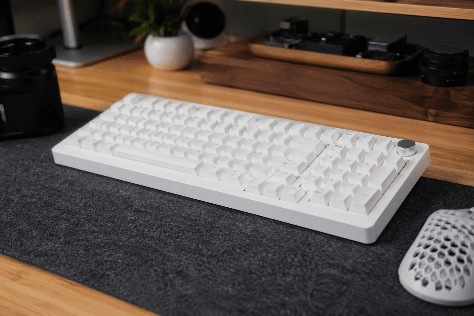 Yunzii X98 Solid Milky White brings 1800-style customization and tri-mode connectivity