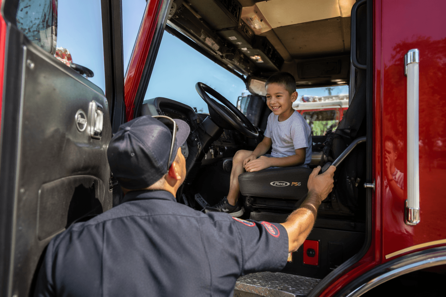 Yuma families meet firefighters and police at touch-the-truck event