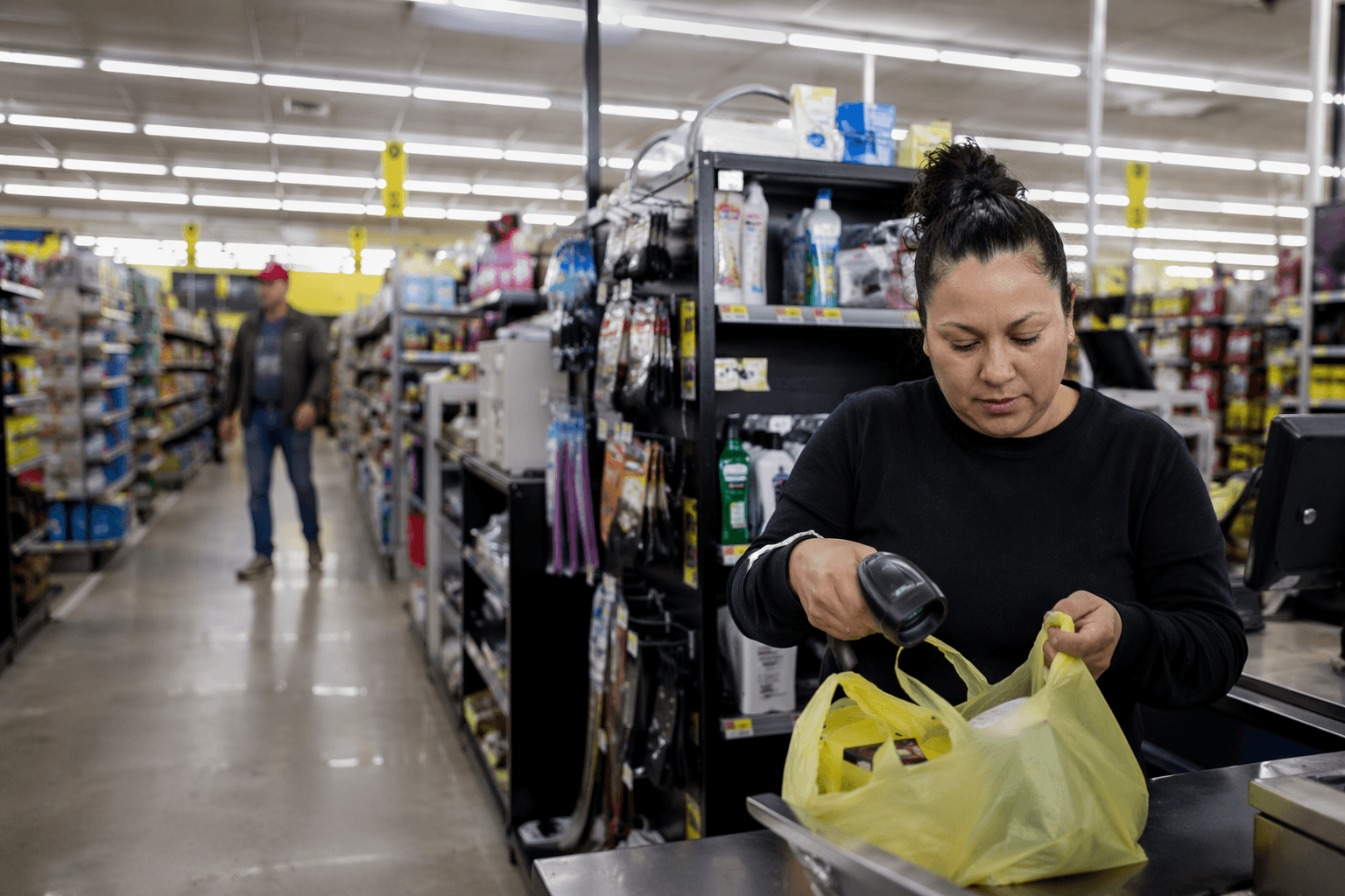 Dollar General reports 21,055 stores, 716.2 million dollars in operating cash flow