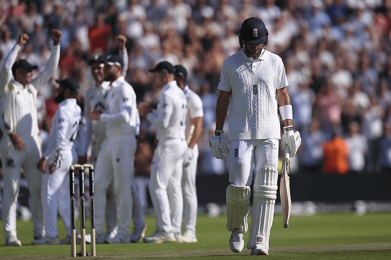 England seize strong position after chaotic collapse against New Zealand