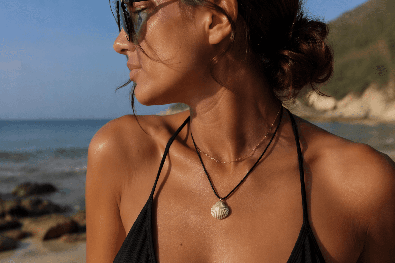 Who What Wear spotlights shell pendants and beach-ready layering jewelry