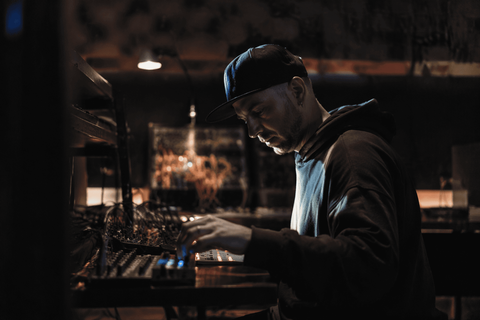 4554ULT strips minimal techno to pure hardware signals on 122 Minimal Frames