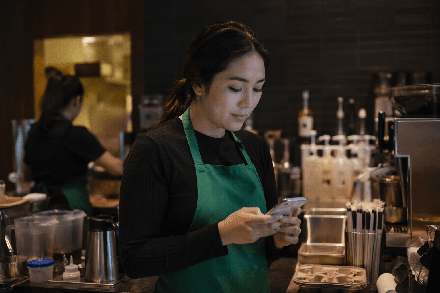 Starbucks adds quarterly rewards, weekly pay and digital tipping for hourly workers
