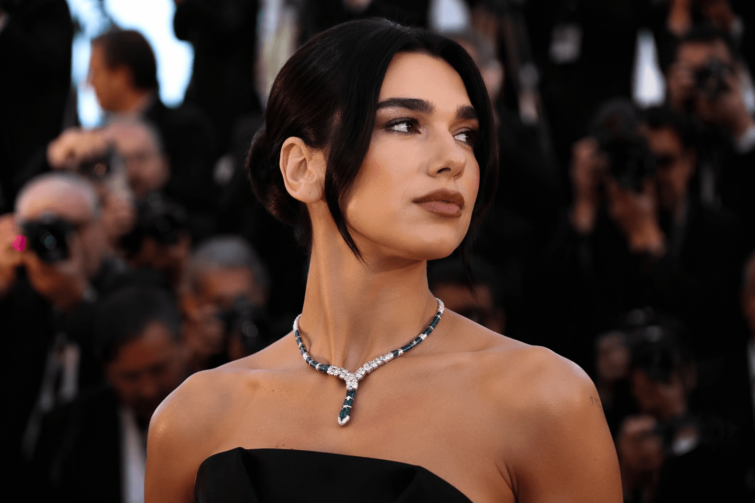 Dua Lipa’s emerald Bulgari necklace revives Elizabeth Taylor glamour