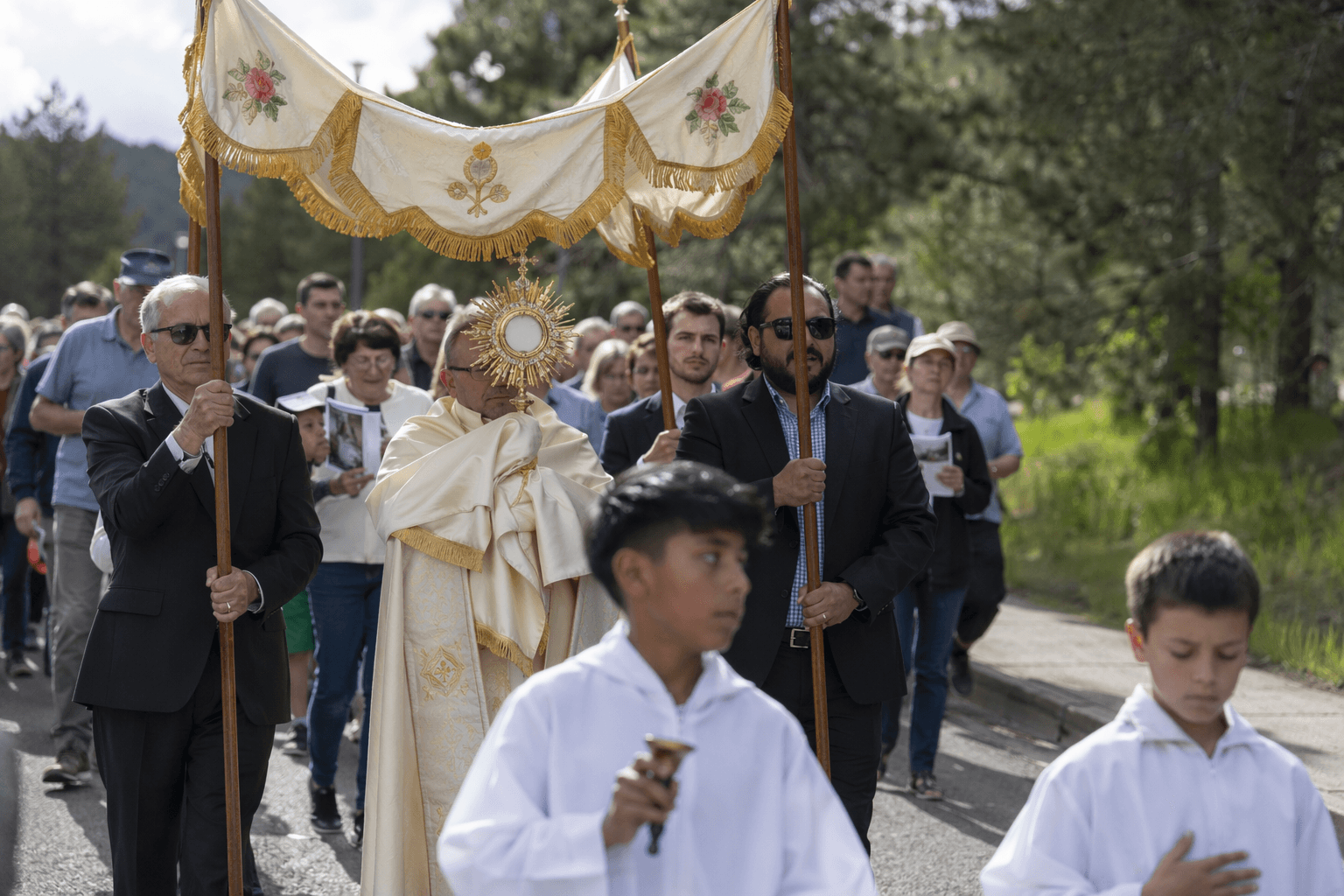 Los Alamos Catholics hold Corpus Christi procession to Ashley Pond Park
