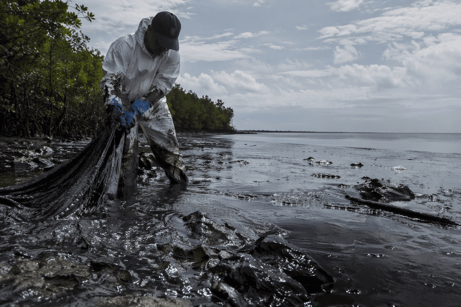 Venezuela says Trinidad and Tobago oil spill threatens its coast