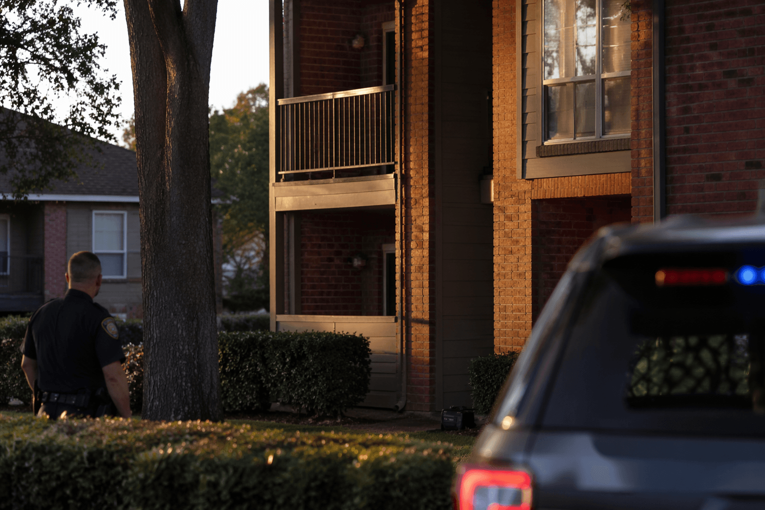 Houston police investigate fatal fall at west Houston apartment complex