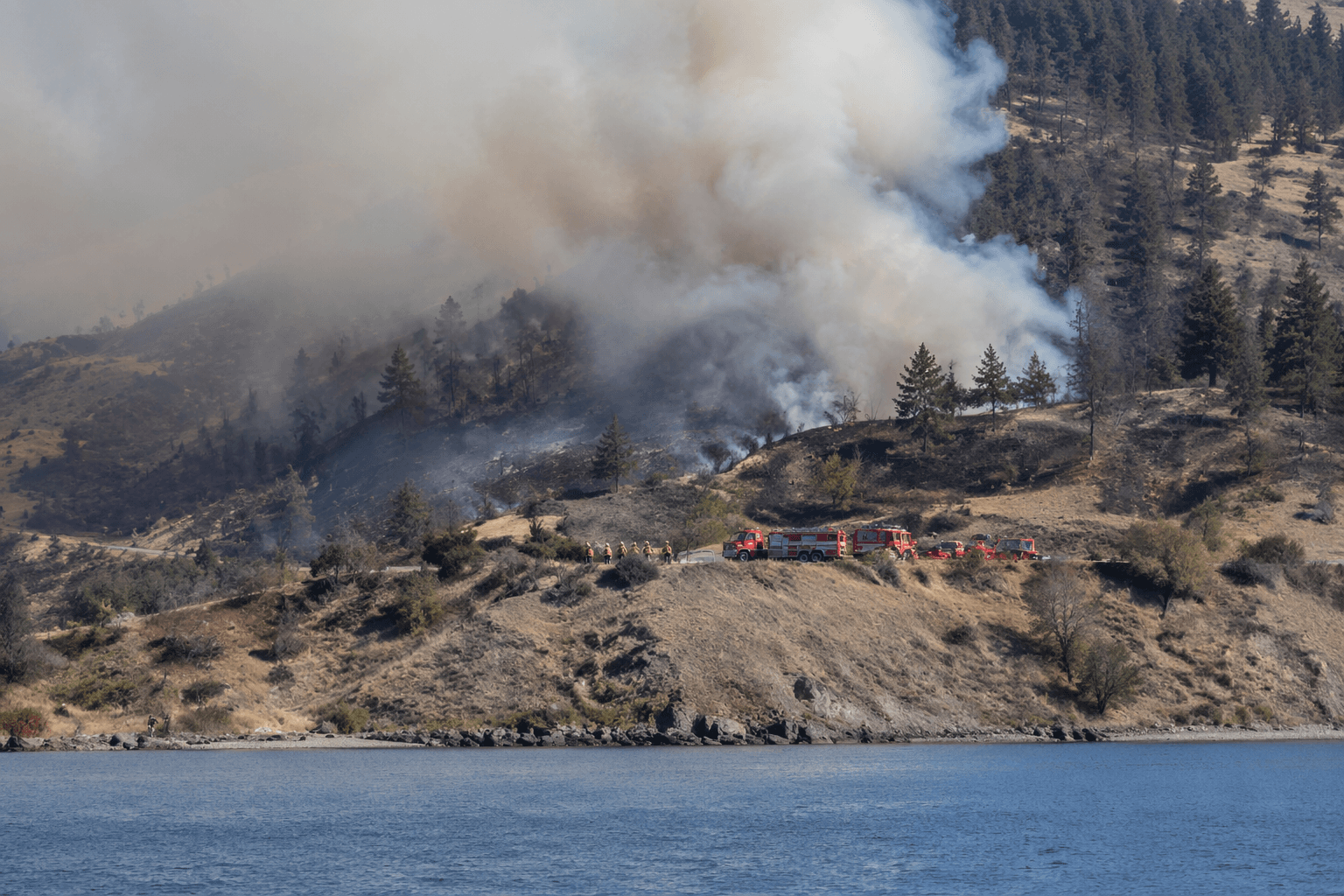 Pilot survives fighter jet crash, wildfire erupts near Rimrock Lake