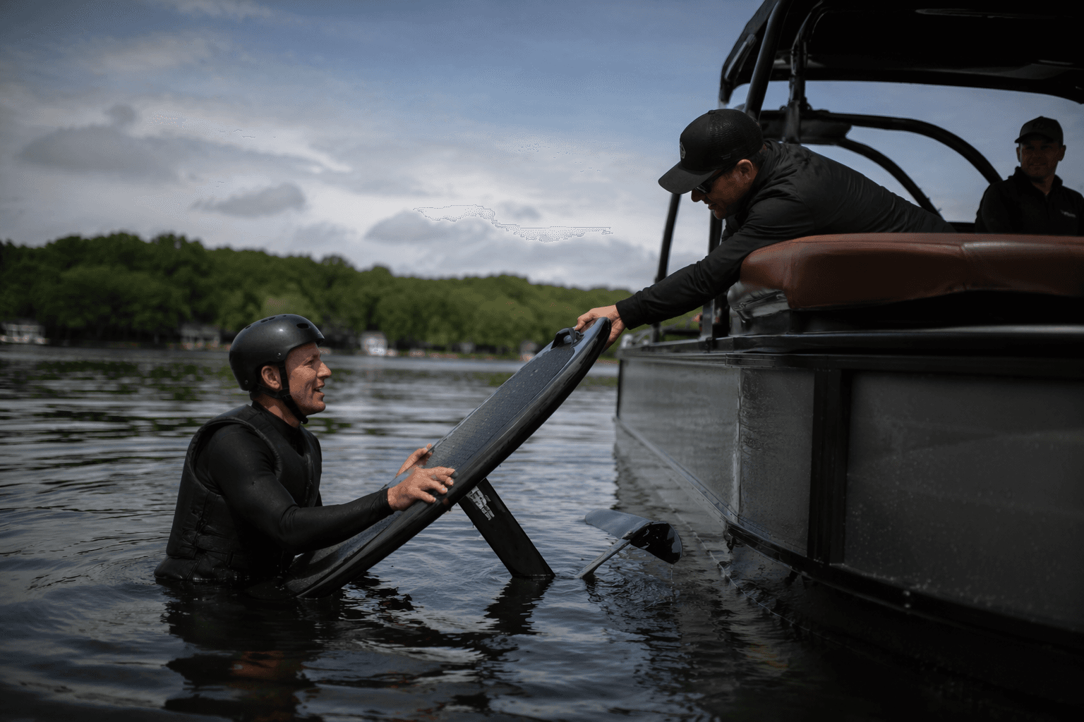 Gordy’s Marine and MKE eFoil bring hands-on demo day to Nagawicka Lake