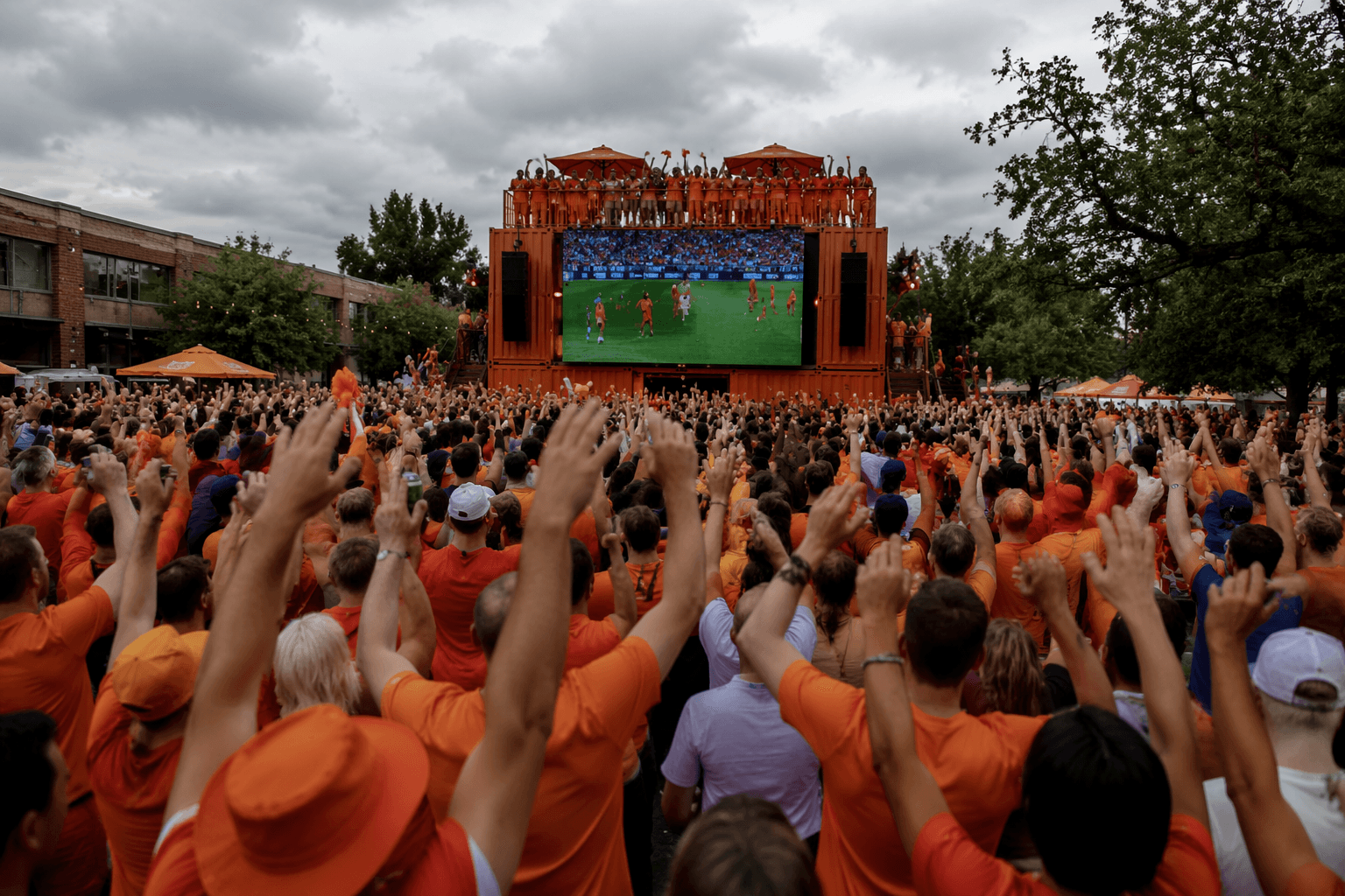 Dutch Orange Bus draws 1,500 fans to Richardson World Cup stop