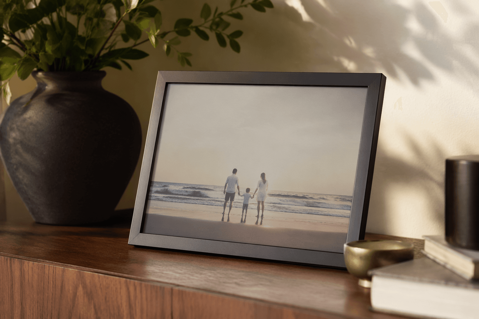 Aura launches cordless color e-ink photo frame for home décor
