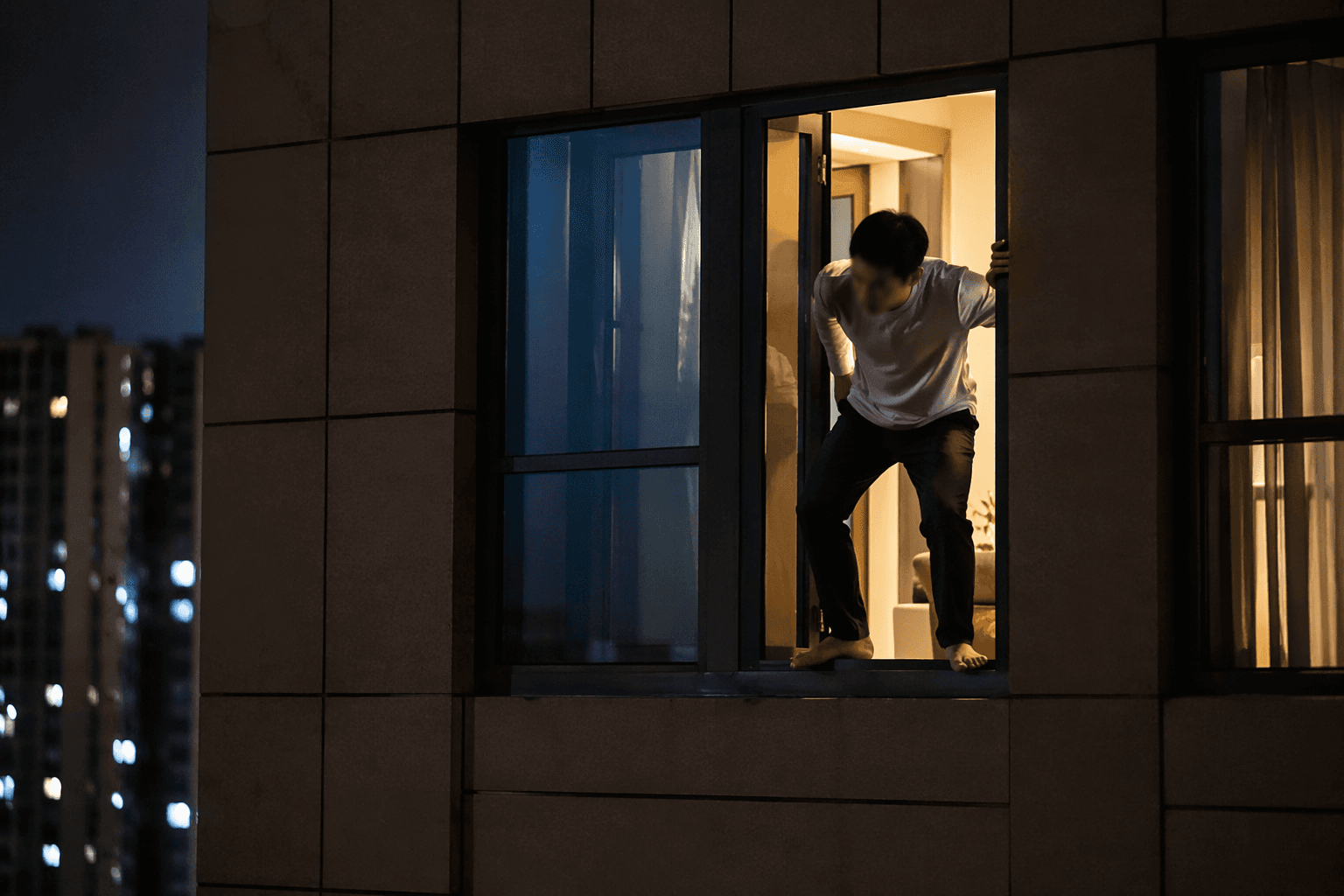 Undercooked wild mushrooms spark hallucinations in Yunnan apartment escape