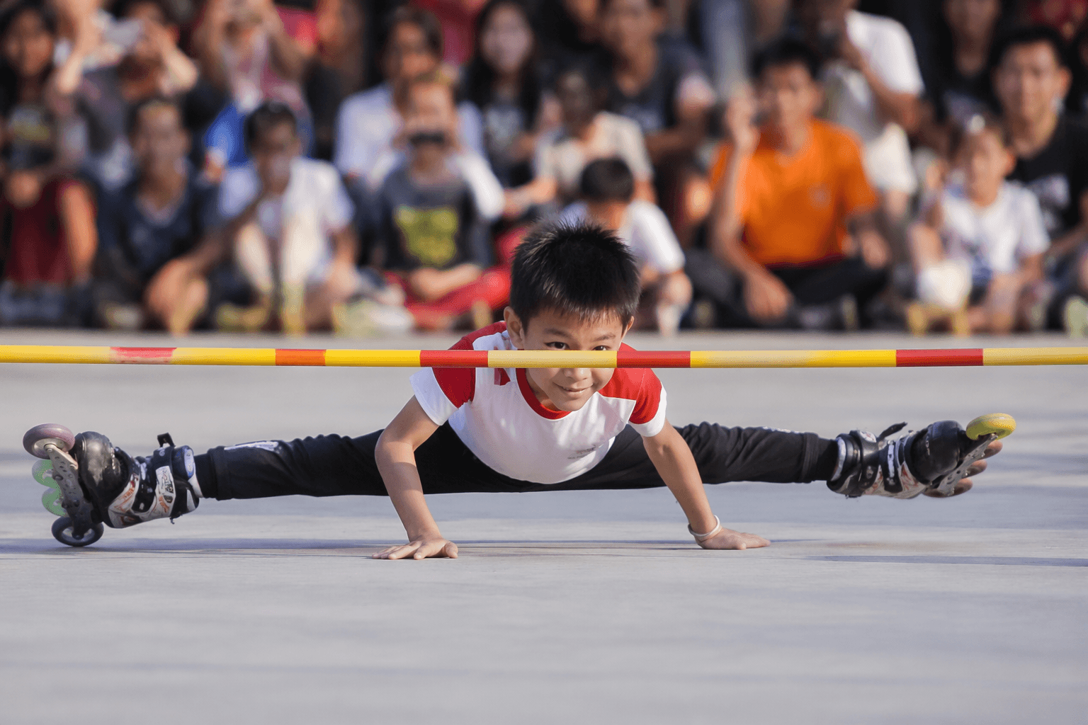 Young skater stuns crowd with 26-cm split at Panjin invitational