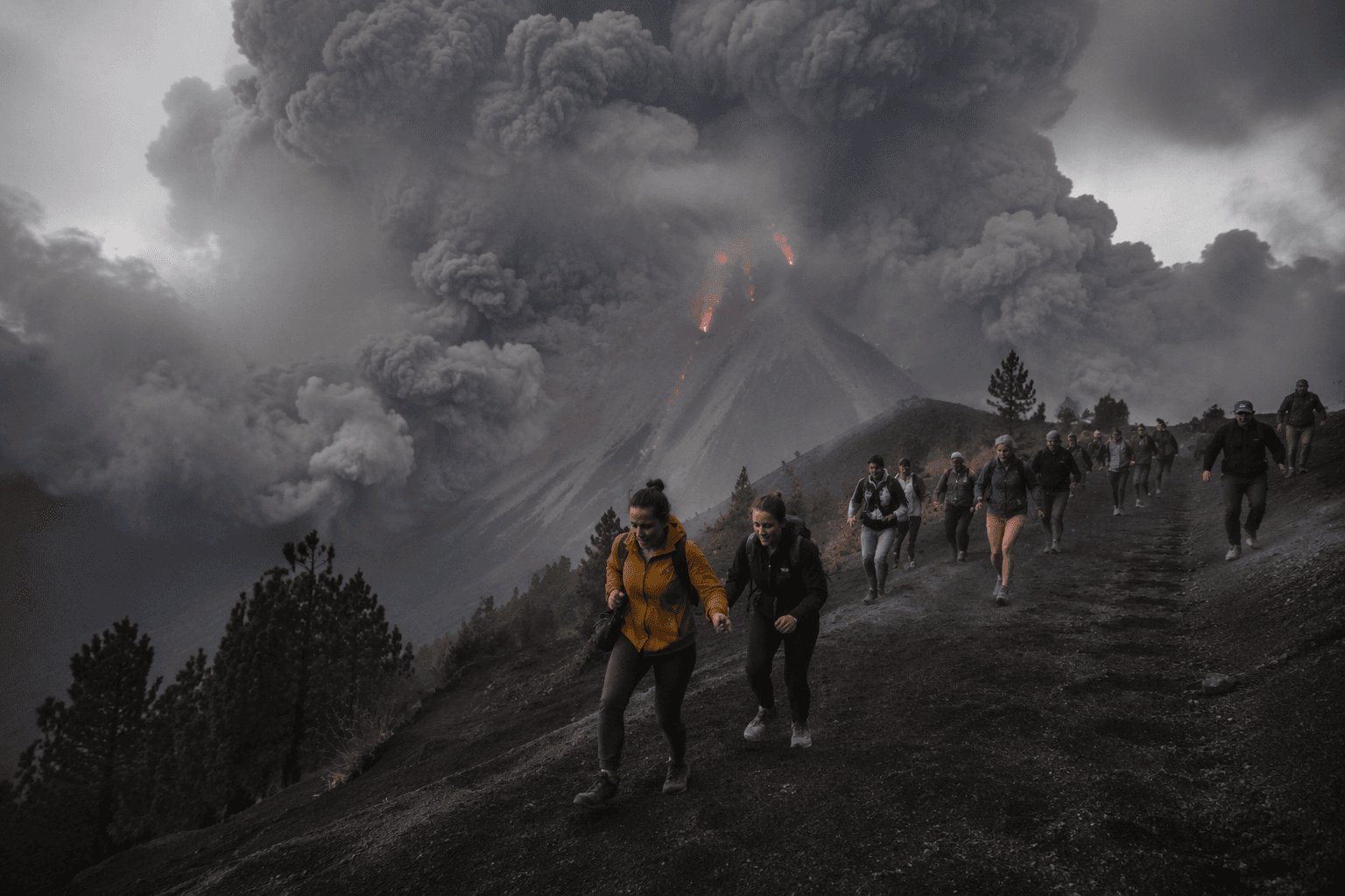 Tourists flee Guatemala's Volcán de Fuego eruption, ash and lava rain down