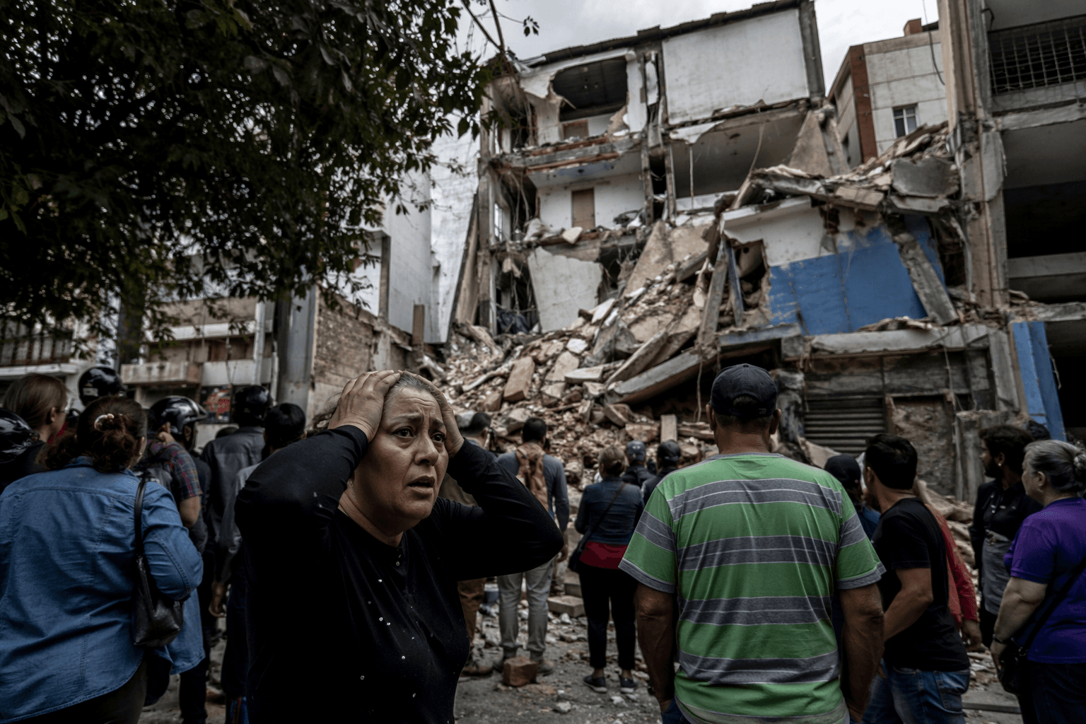 Strong earthquakes rock Venezuela, buildings collapse and evacuations begin in Caracas