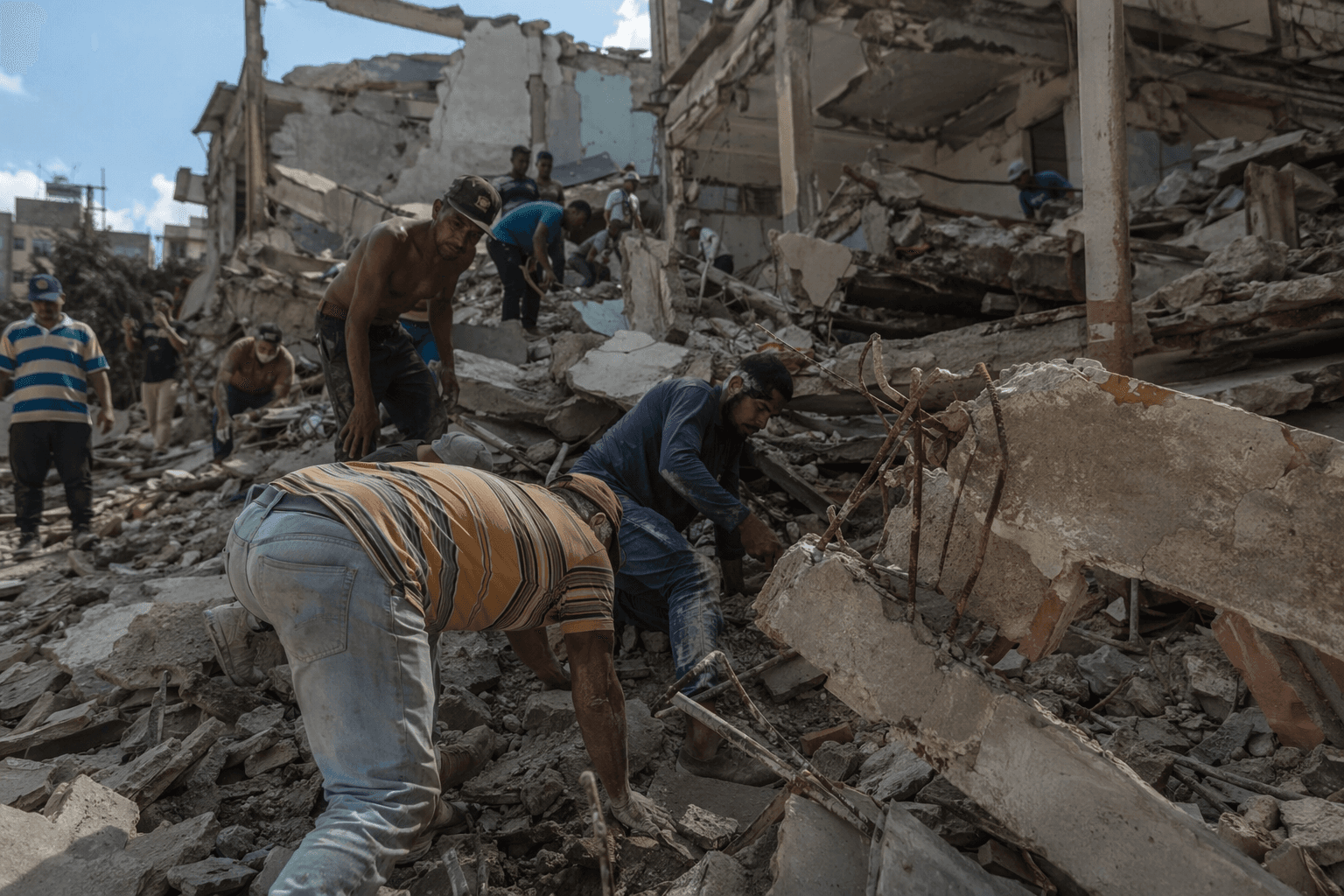 Venezuelans search rubble as quake death toll rises to 589