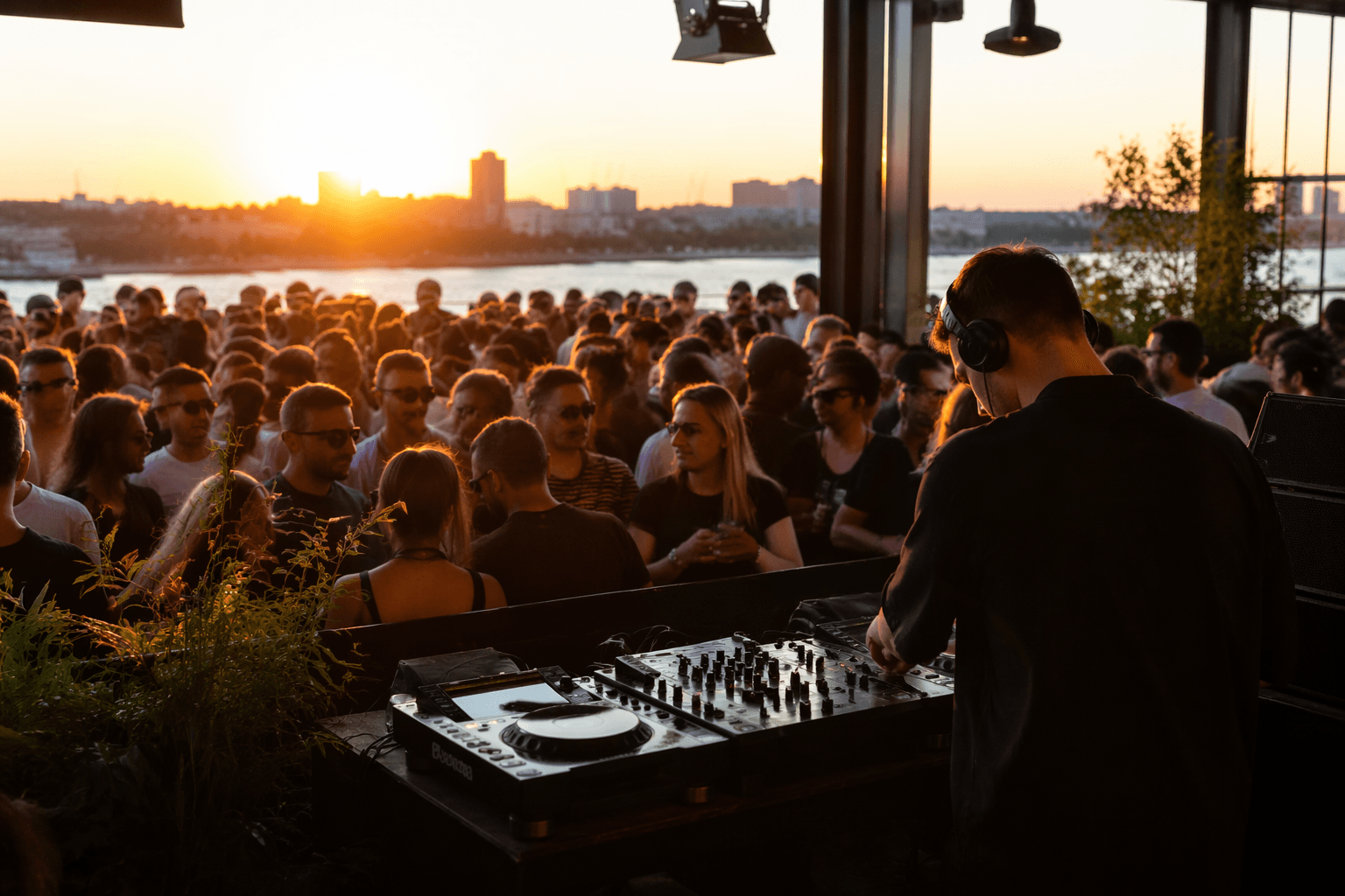 Electrobuzz tracks 60 new minimal and deep tech releases weekly