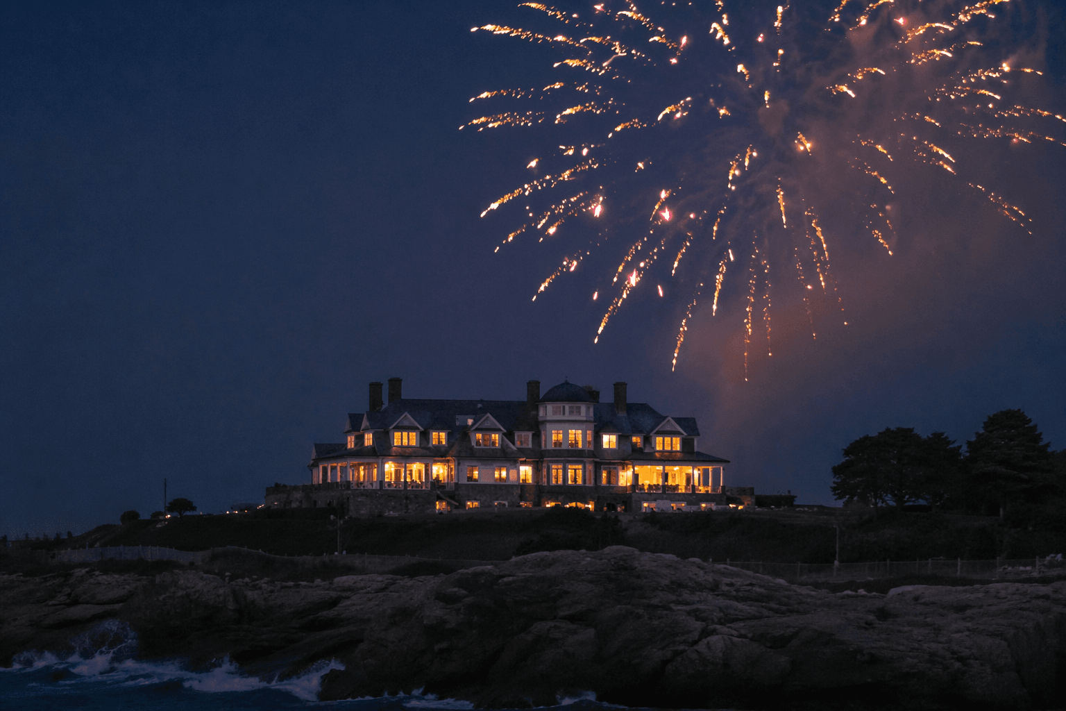 Taylor Swift's Rhode Island estate lights up on Fourth of July