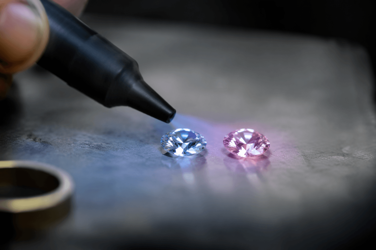 How moissanite gets blue and pink through surface coatings
