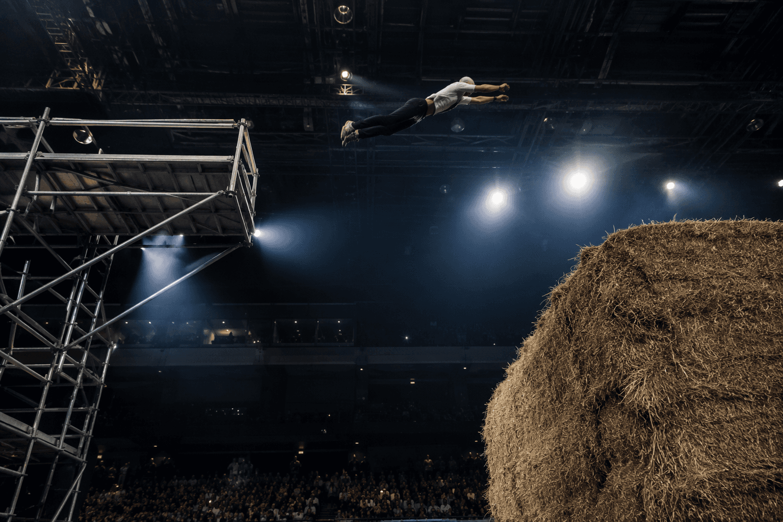 Lilou Ruel breaks parkour world record with 18.2-meter haystack leap