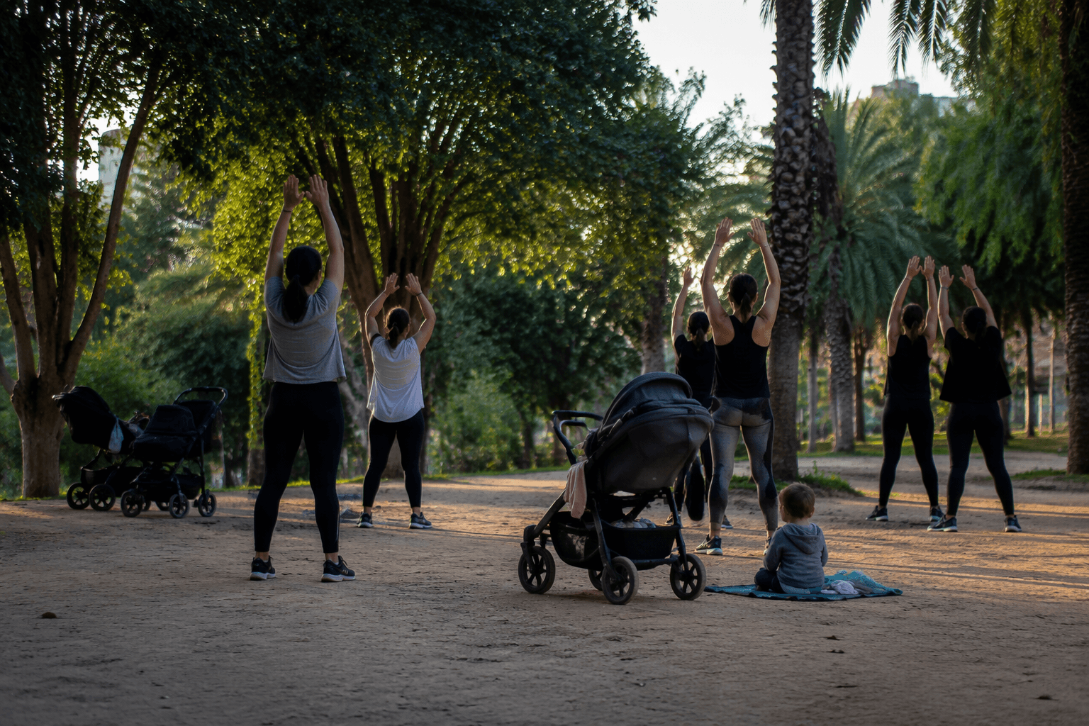 Barcelona women turn park wellness circles into family health support