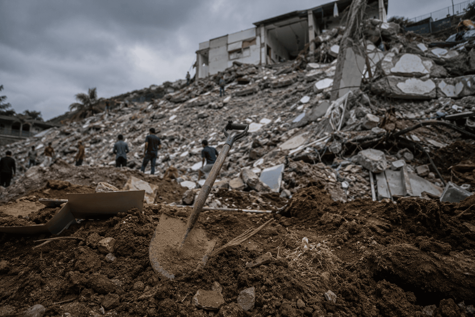 Venezuelan siblings dig 26 days to find family bodies after quake