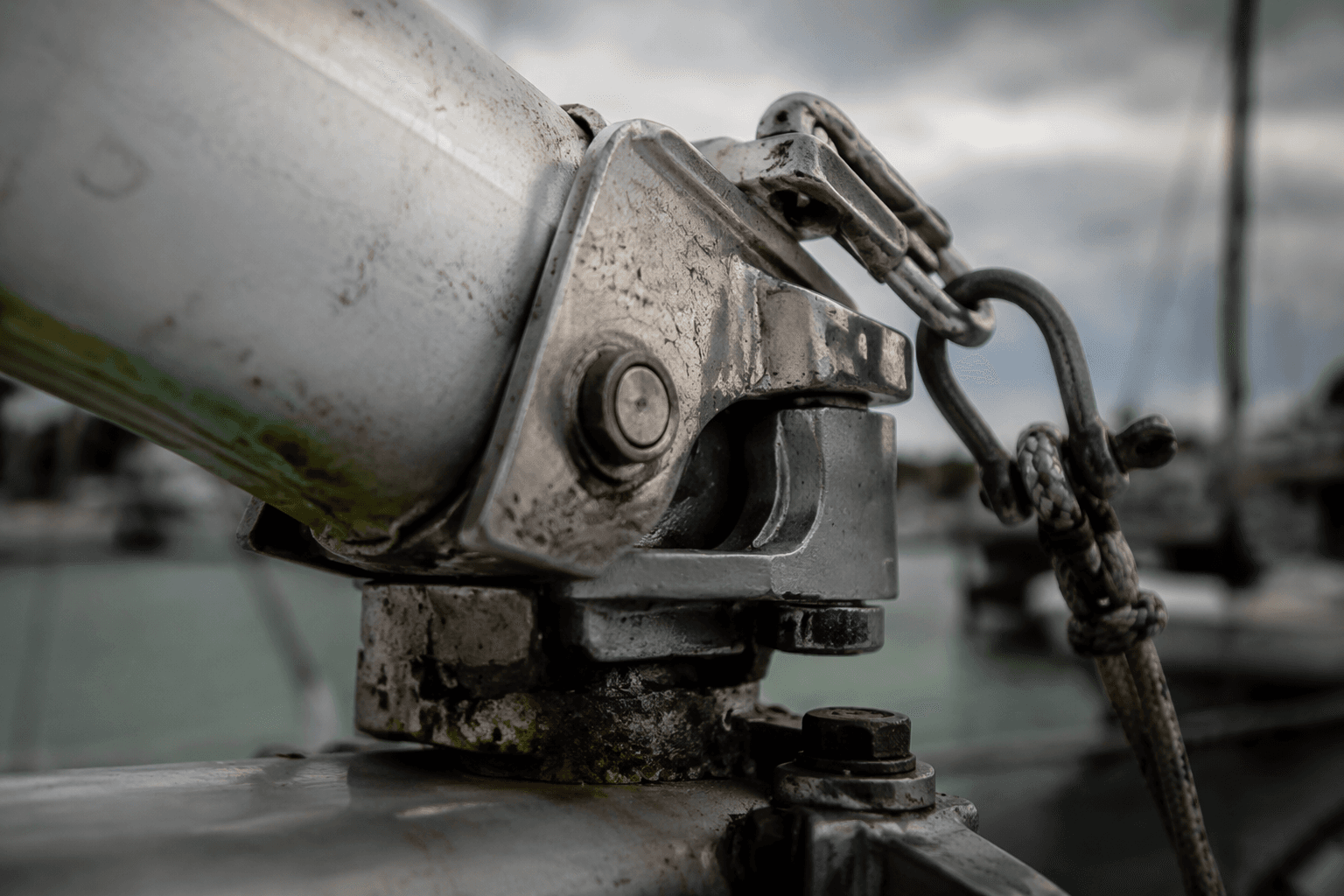 Check the gooseneck before sailing, small wear can cause big damage