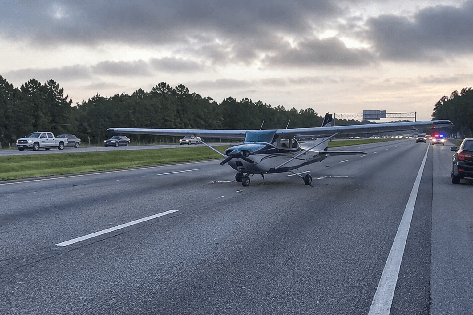 Dashcam captures small plane emergency landing on Florida interstate