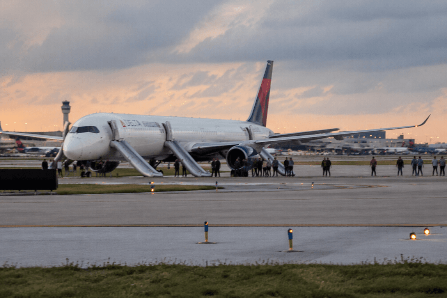 Delta flight evacuates on Atlanta taxiway after smoke report
