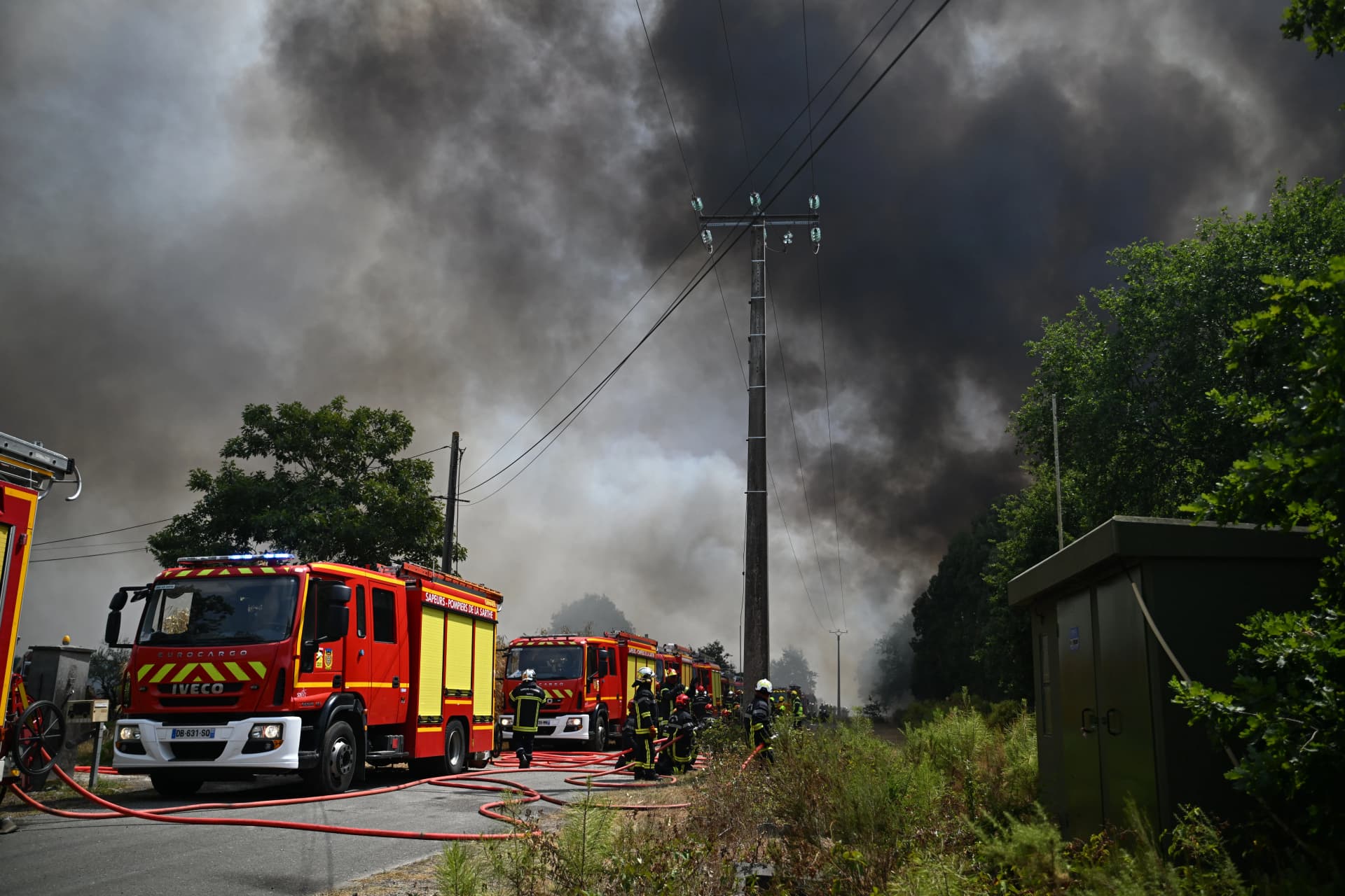 Authorities let residents return home as Bordeaux wildfire eases