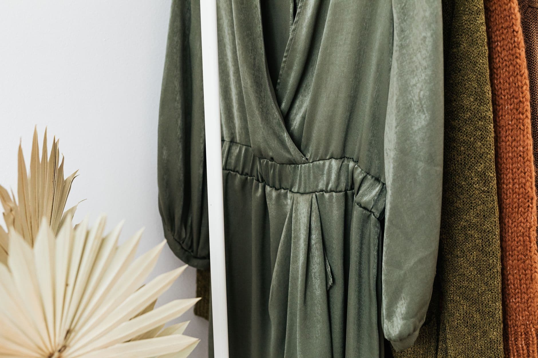 3 budget petite dresses that flatter a 4'10" frame