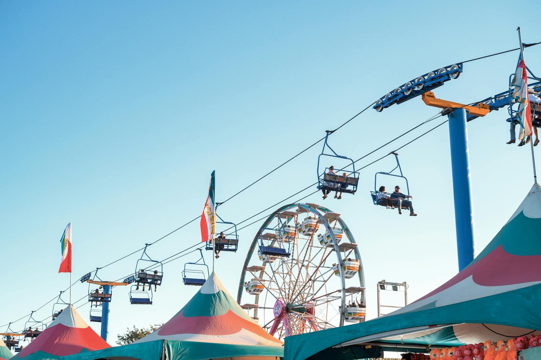 Cable snaps on Seville fair ride, injuring four at Feria de Abril