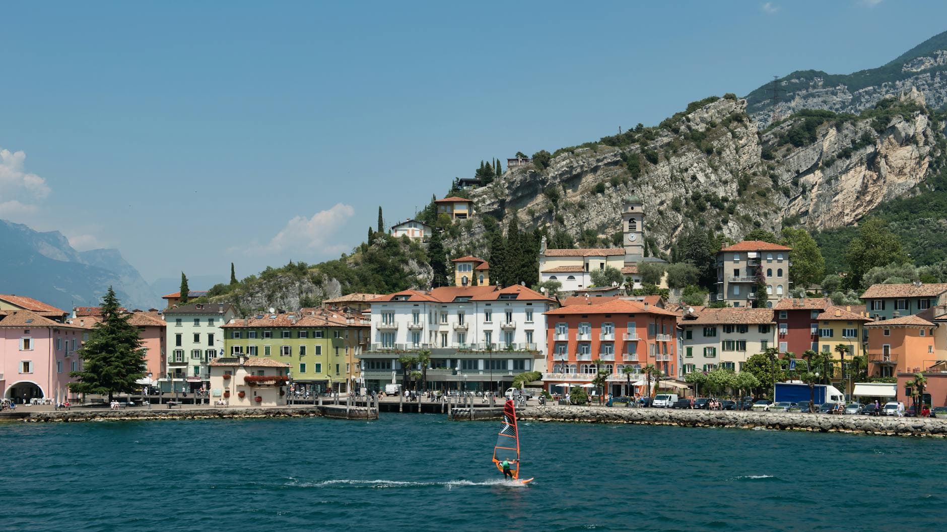 Lake Garda updates windsurf and wingfoil rules for safer summer use