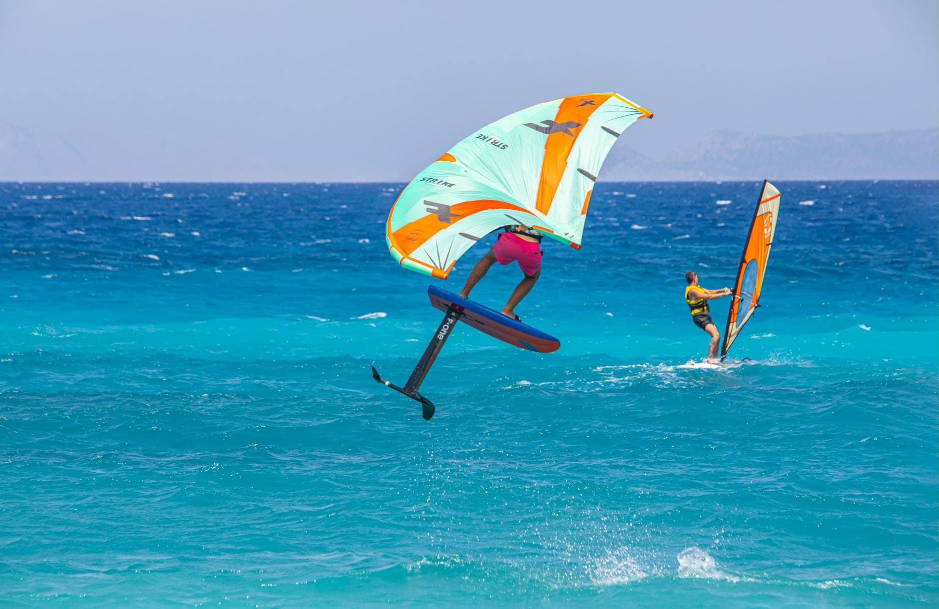 Hydrofoiling Guide Shows How Windfoilers Fly in Light Wind