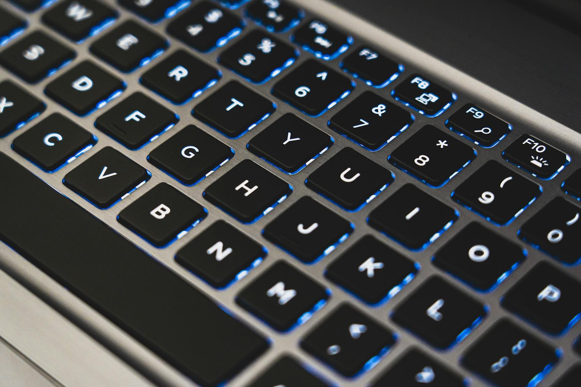 Leonardo KeycapRio brings flexible tented ergonomics to a compact MX keyboard