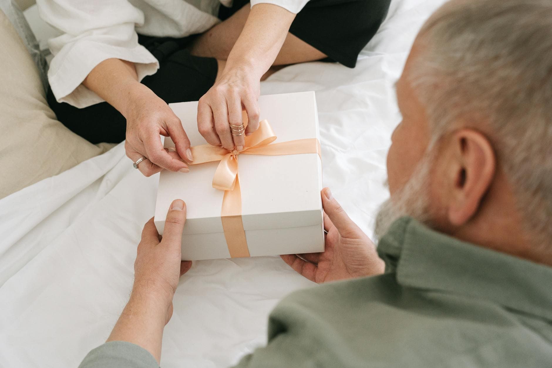 Personalized Anniversary Gifts That Blend Tradition, Meaning, and Style