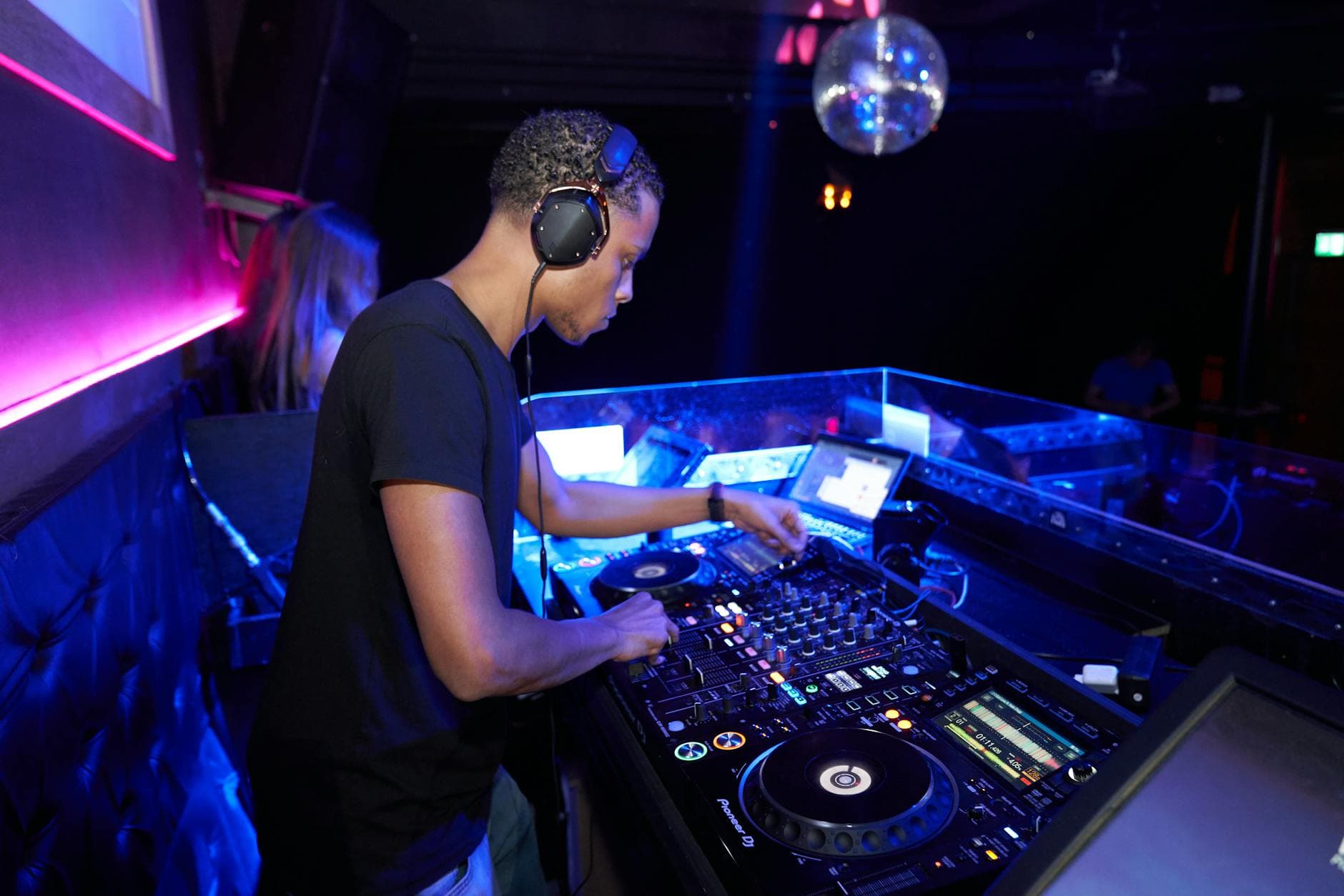 Rinwic’s Scatterchord bridges headphones and dancefloors with minimal techno studies