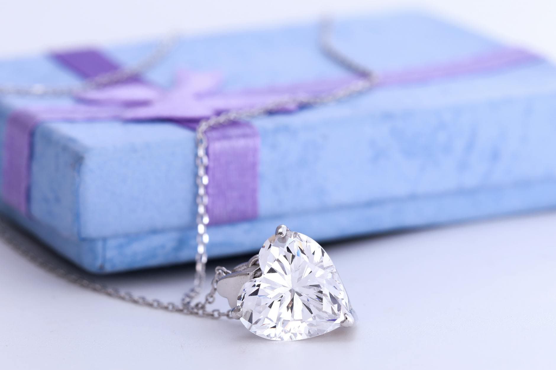 Romantic Valentine’s Jewelry Gifts, From Gold Studs to Delicate Bracelets