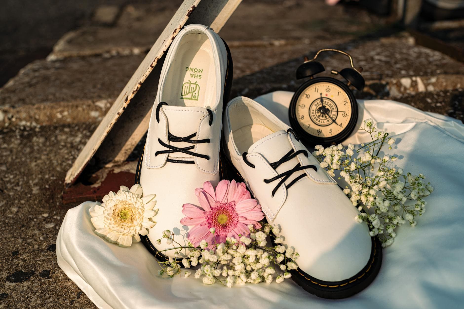 Soft White Oxfords Emerge as 2026’s Chic Flat-Shoe Trend
