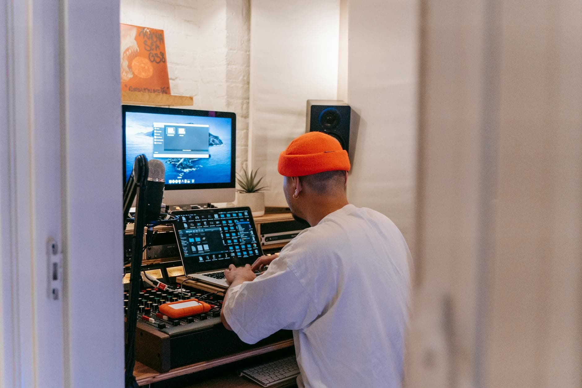 Andrei Voica shares unreleased minimal techno sketches on Piese Nelansate 04