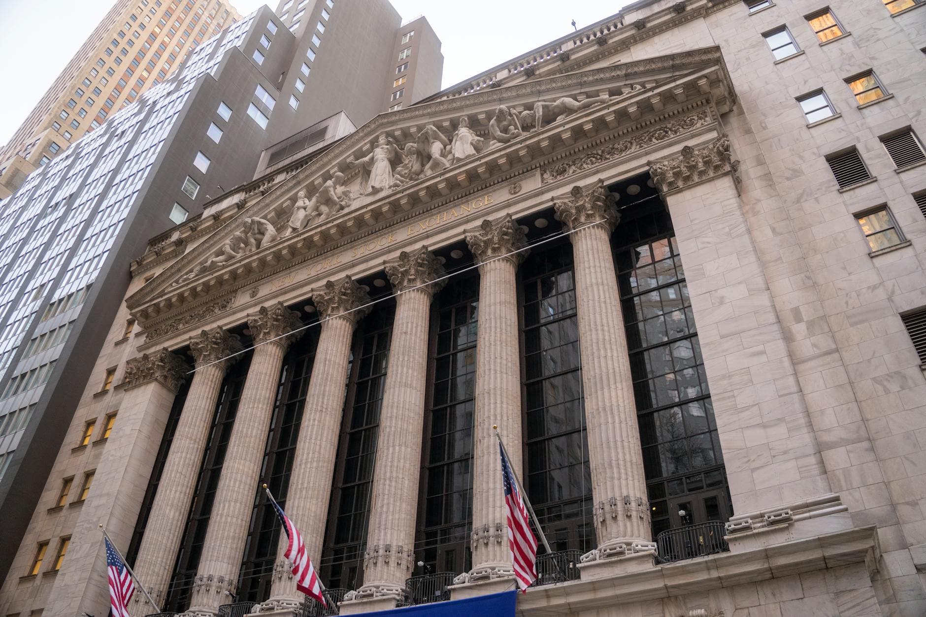 Dow falls 400 points as oil fears drive yields higher