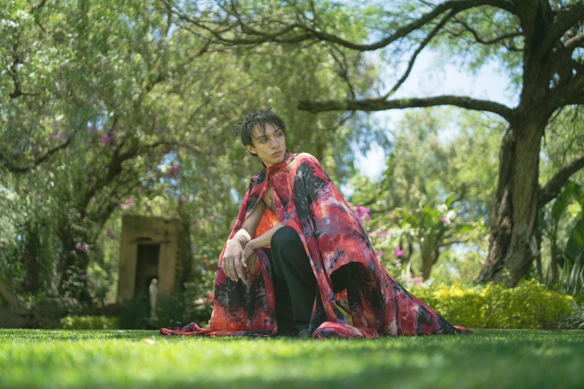 Capes return to everyday wardrobes with polished, practical appeal