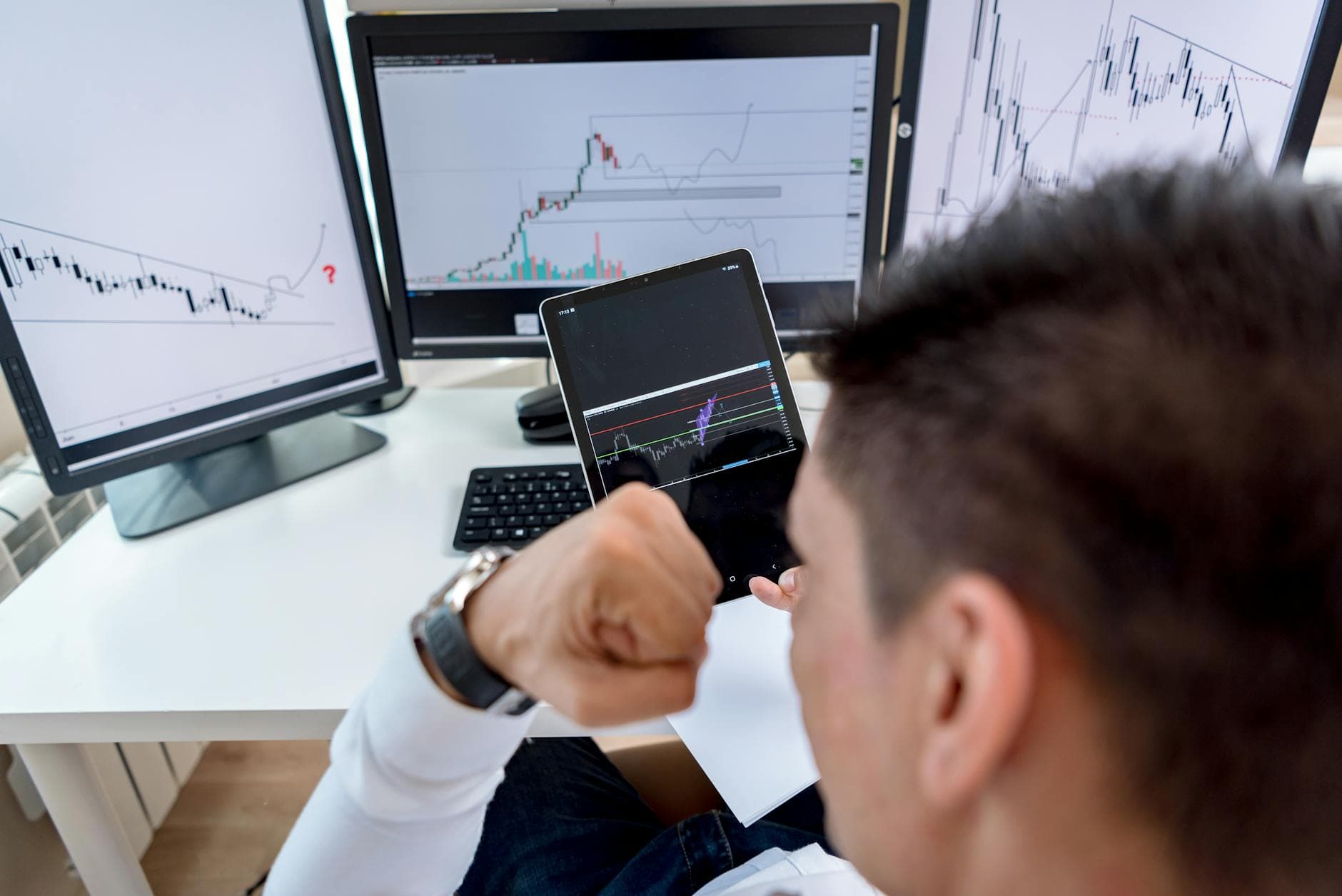 Stock futures edge lower as traders await Nvidia, retail earnings