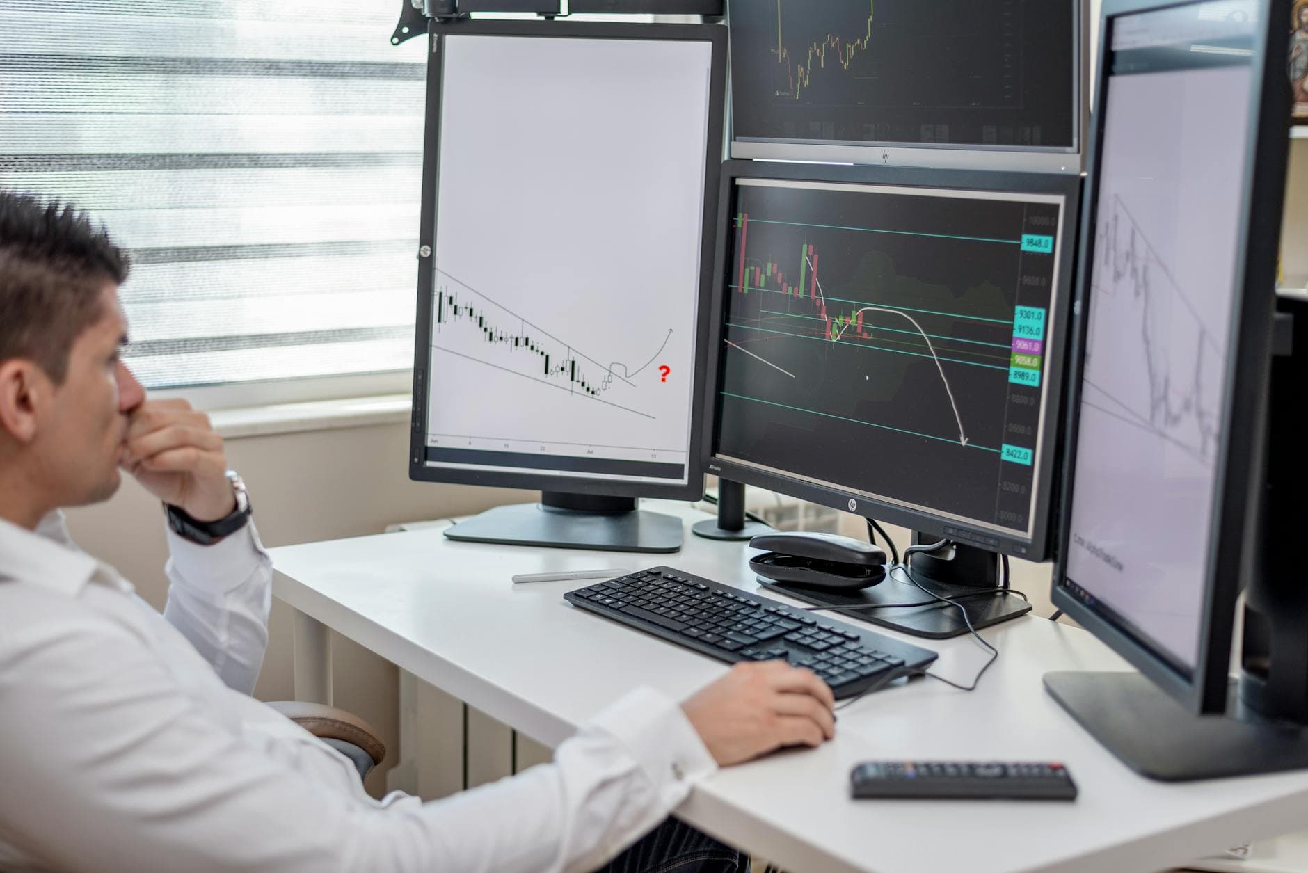 UK gilt yields surge as investors fear political turmoil