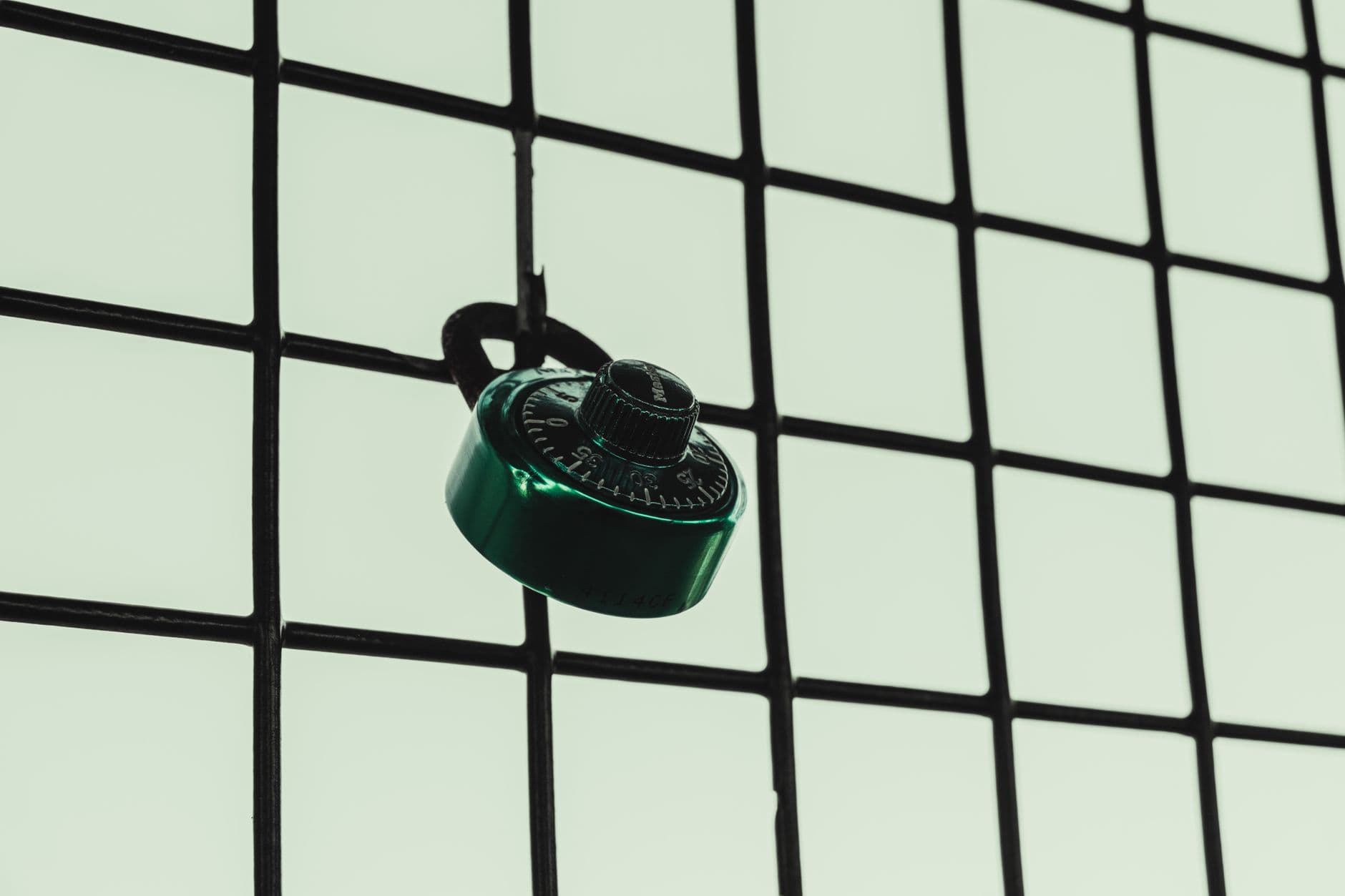 Lock Noob picks HEHE 85mm roller shutter padlock, size isn't security