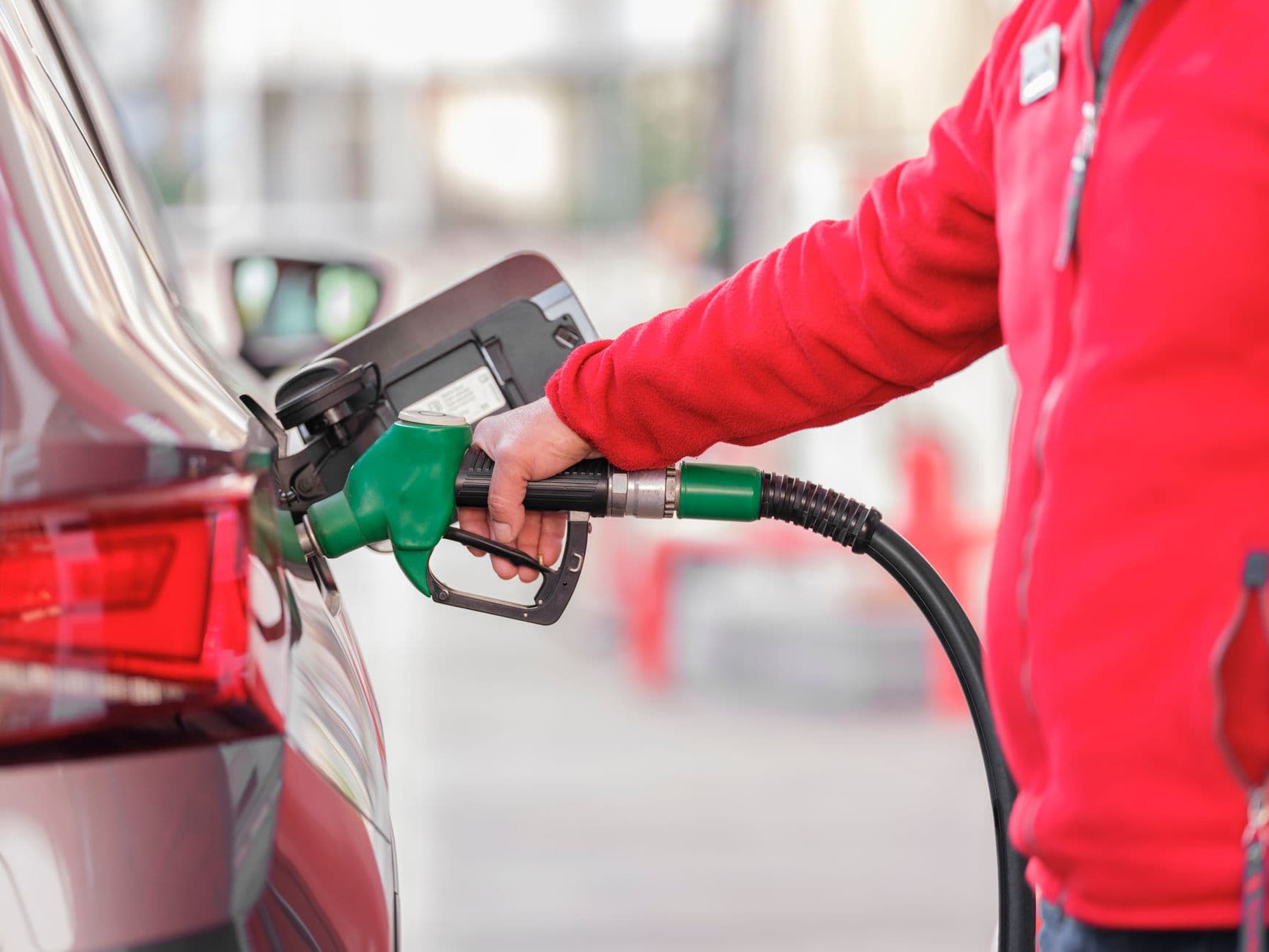 U.S. consumer sentiment rebounds as gasoline prices ease inflation fears