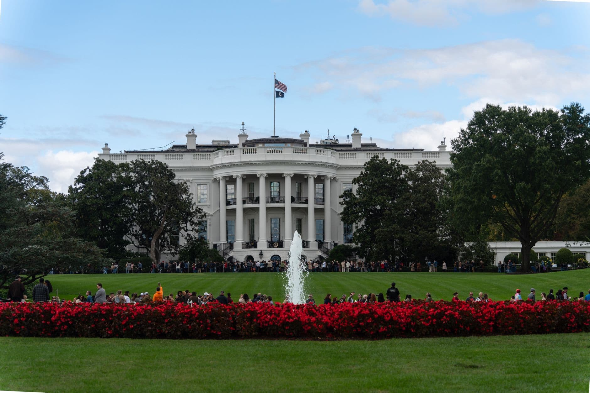 Trump hosts UFC fight on White House South Lawn for his birthday