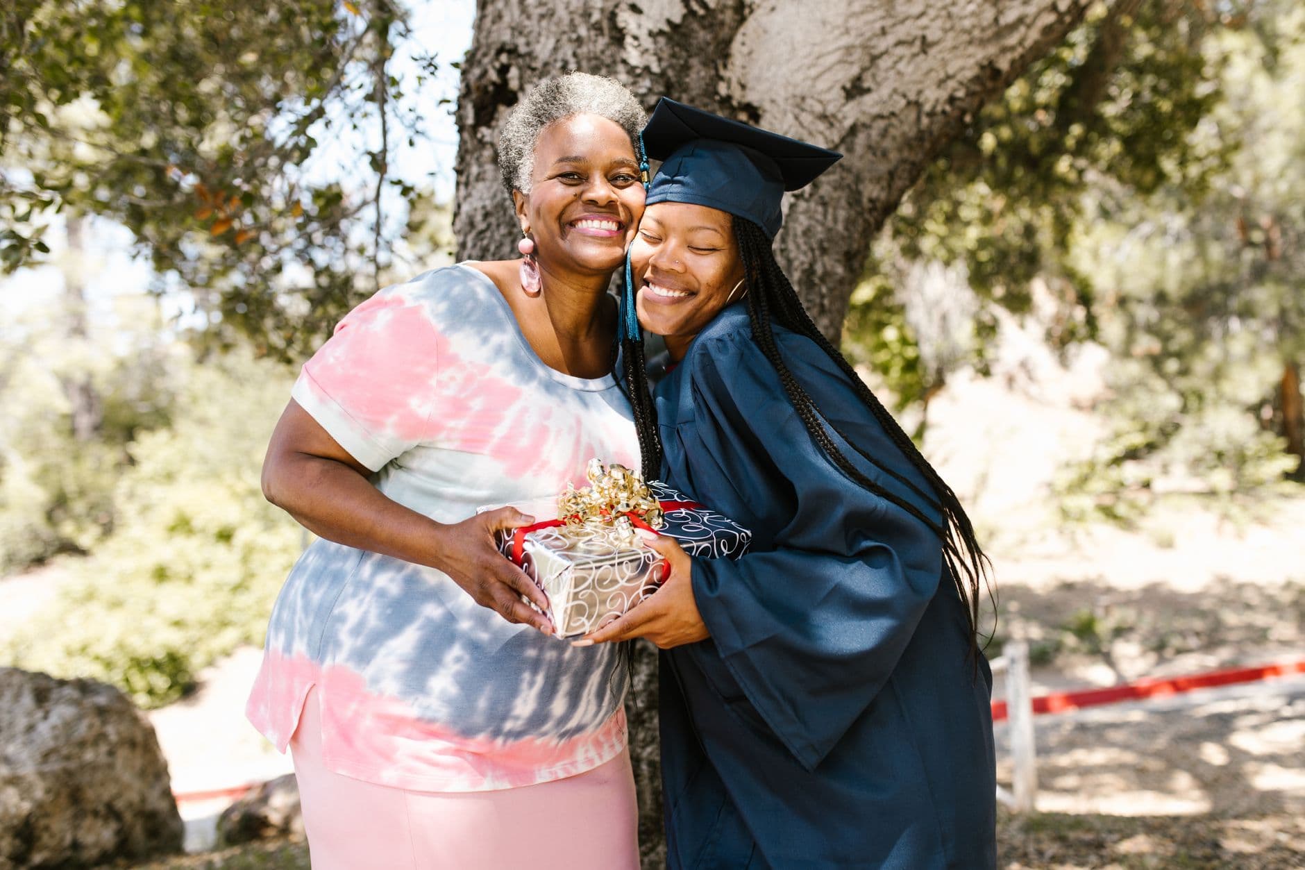 What to bring to a graduation party, gift etiquette by relationship